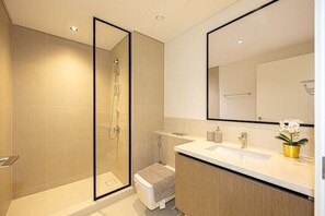 Shower, hair dryer, towels, soap - Magnificent 2BR | Downtown Burj Khalifa View (Dubai)