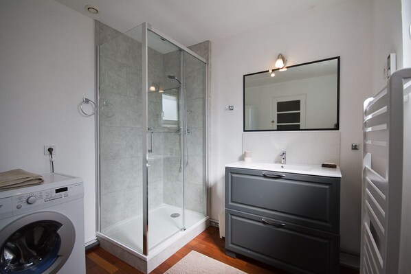 Dusche, Haartrockner, Handtücher, Toilettenpapier