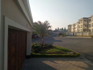 Property grounds - Wonderful Villa in a calm and neat place for families and groups.  (Midrand)