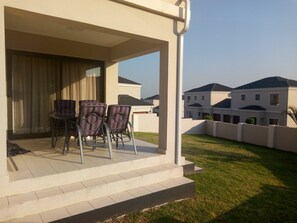 Outdoor dining - Wonderful Villa in a calm and neat place for families and groups.  (Midrand)