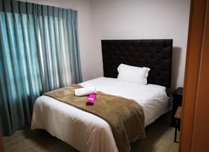 3 bedrooms, desk, iron/ironing board, WiFi - Wonderful Villa in a calm and neat place for families and groups.  (Midrand)