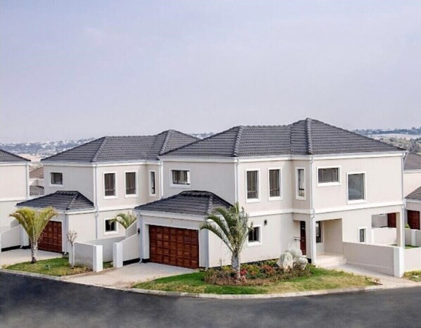 Exterior - Wonderful Villa in a calm and neat place for families and groups.  (Midrand)