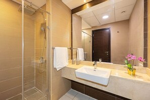 Shower, hair dryer, bidet, towels - Beautiful 1 BDR in Dubai Marina (Dubai marina)