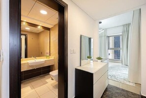 Shower, hair dryer, bidet, towels - Beautiful 1 BDR in Dubai Marina (Dubai marina)
