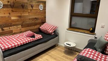 5 bedrooms, WiFi, bed sheets