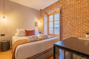1 室のベッドルーム、デスク、WiFi、ベッドシーツ