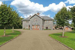 A large stone house with a driveway leading to the entrance. - Luxury Manor Private Cinema, Bar, Games & Music Rooms. Perfect for Large Groups (Limerick)