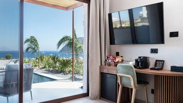 Deluxe Suite | Minibar, in-room safe, laptop workspace, blackout drapes