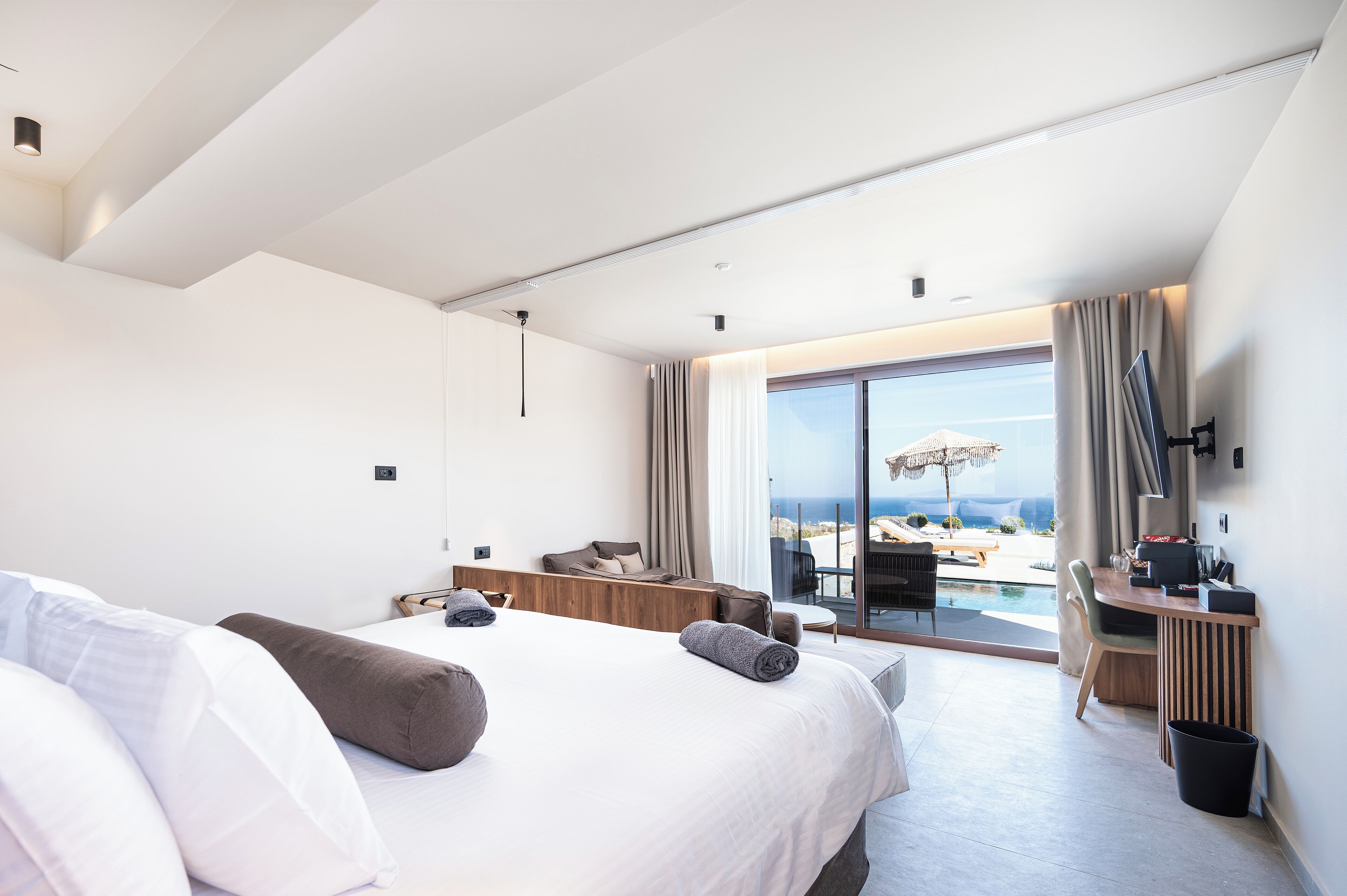 Suite Deluxe | Minibar y caja de seguridad en la habitación 