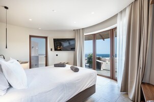 Suite Signature, 1 cama de matrimonio, no fumadores, vistas al mar | Minibar, caja fuerte, espacio para trabajar con un portátil