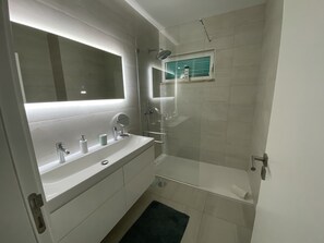 تجهيزات دش، مجففات شعر، مناشف، صابون