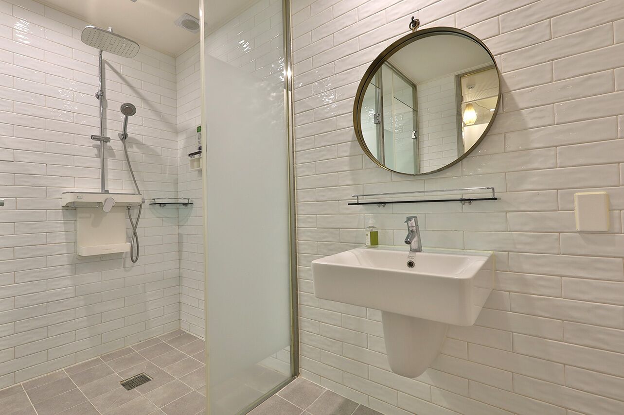 Suite Twin | Bathroom | Free toiletries, hair dryer, bathrobes, slippers