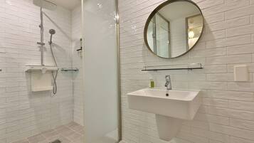 Suite Twin | Bathroom | Free toiletries, hair dryer, bathrobes, slippers