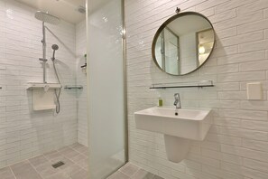 Suite Twin | Bathroom | Free toiletries, hair dryer, bathrobes, slippers - Hotel February Gimhae (Gimhae)