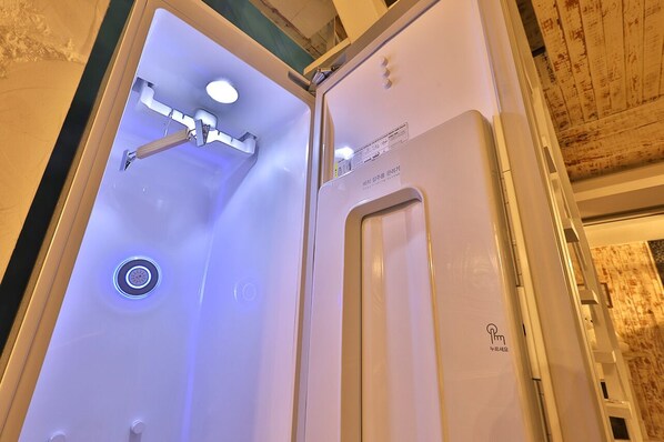 Un baño con diseño moderno, que incluye un lavamanos y un espejo.