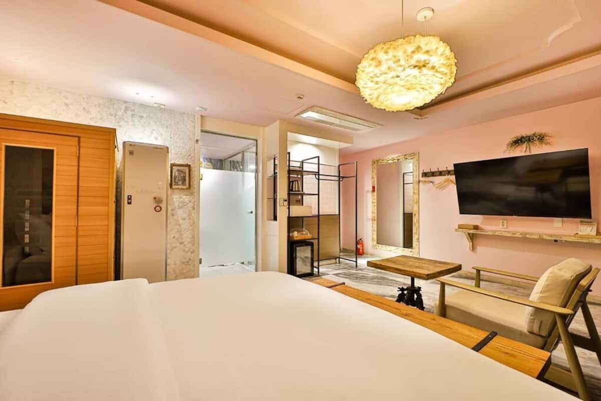 Premium Couple Sauna | 免费 WiFi、特色装修、床单