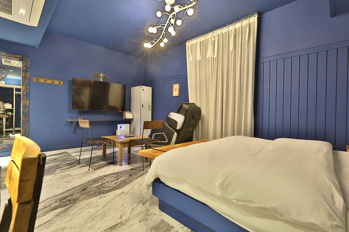 Premium Suite | 2 bedrooms, individually decorated, free WiFi, bed sheets