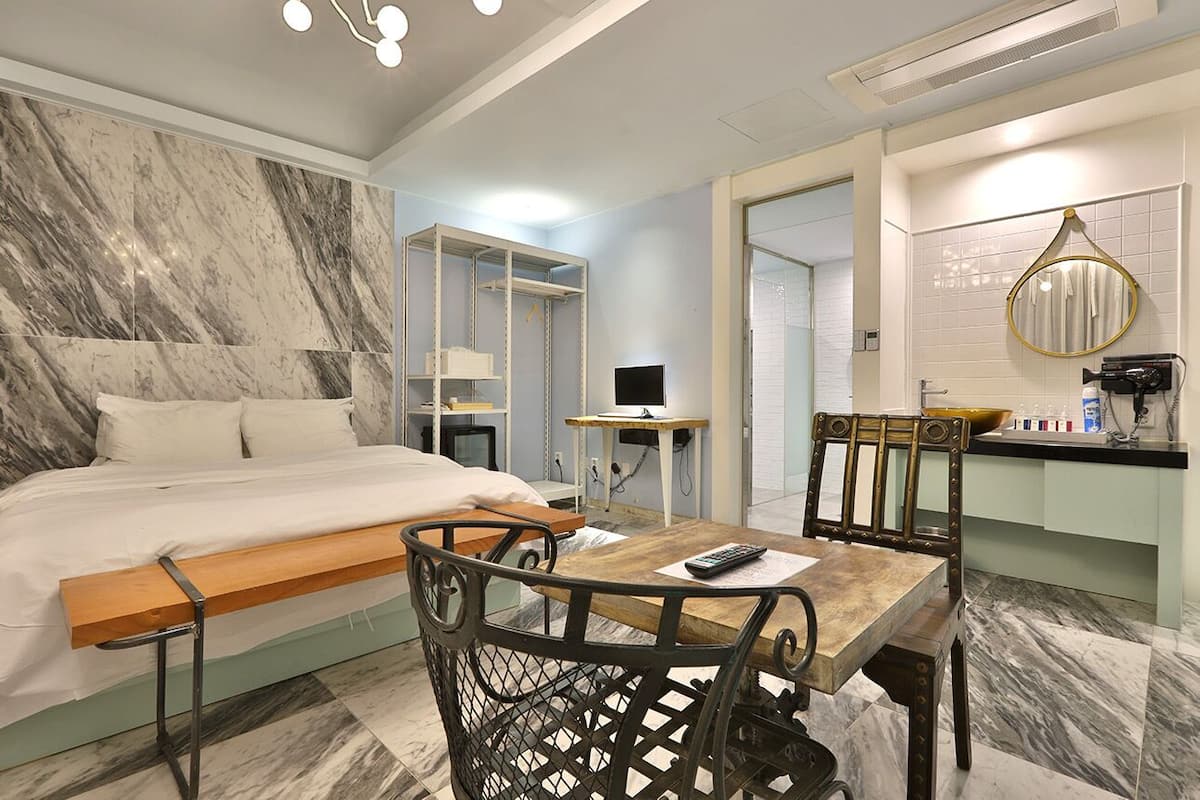 Suite | 2 bedrooms, individually decorated, free WiFi, bed sheets