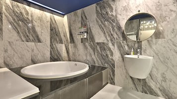 Suite (Premium) | Salle de bain | Articles de toilette gratuits, sèche-cheveux, peignoirs, chaussons