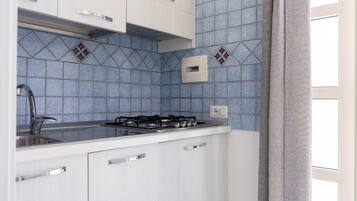 Studio, vue piscine | Cuisine privée | Four, plaque de cuisson, lave-vaisselle