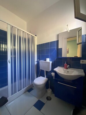 Comfort Quadruple Room, Pool View | Bathroom | Towels - b&b El Dorado (Centola)