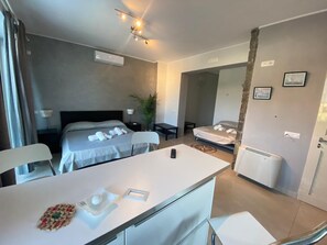 Deluxe appartement, uitzicht op zwembad | Luxe beddengoed, individueel gedecoreerd, individueel gemeubileerd