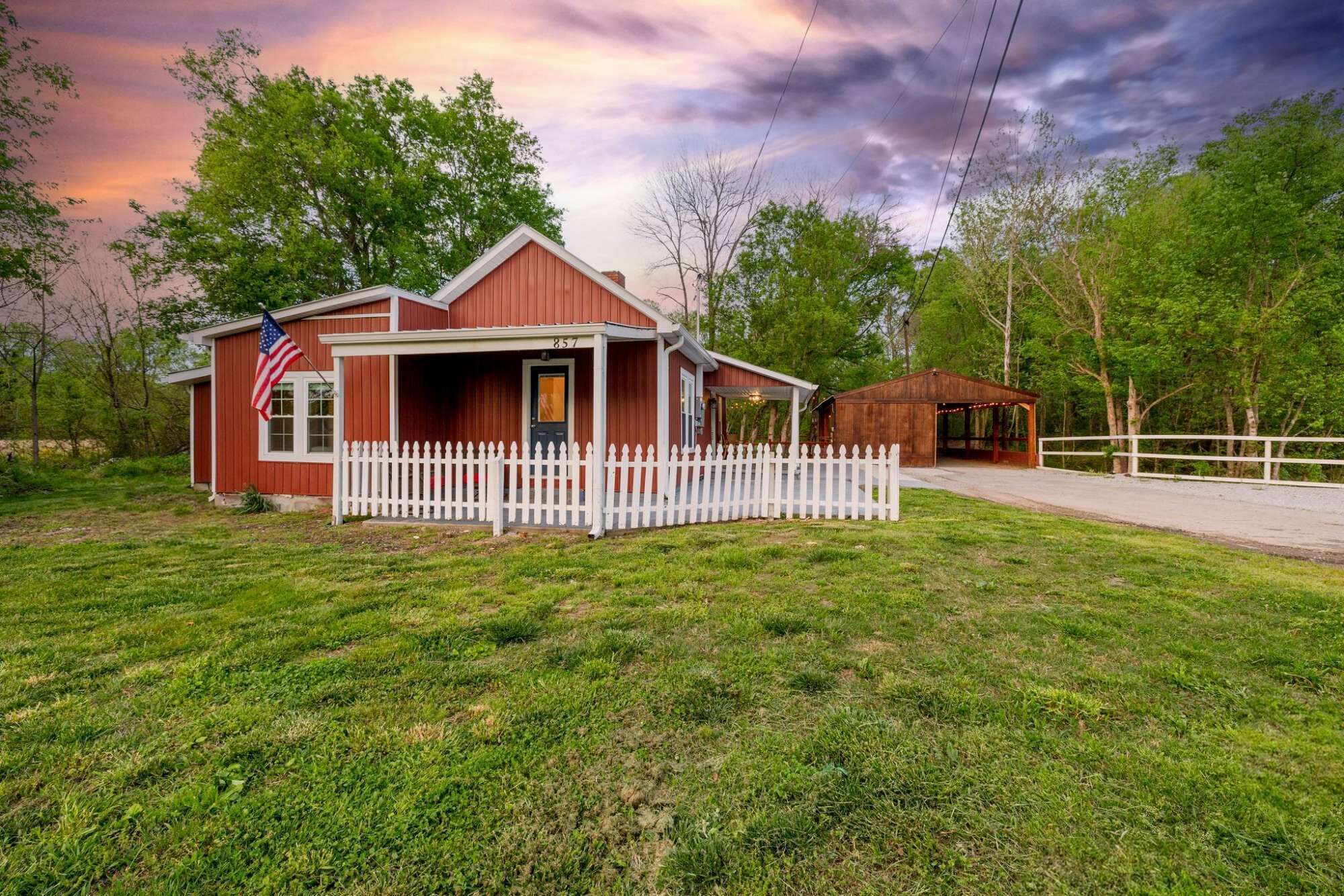 Bear Creek Cottage in Columbia with firepit!