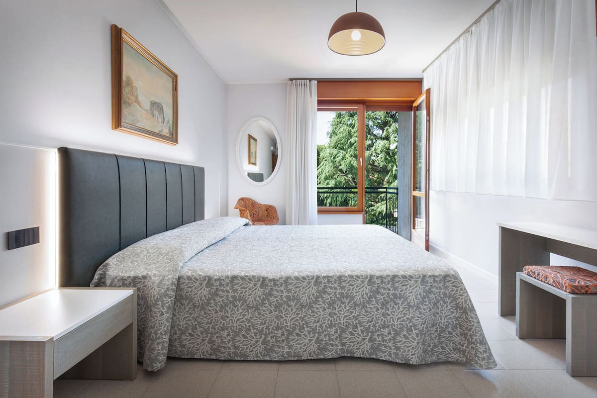 In-room safe, desk, WiFi (free), bed sheets