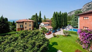 A residential area with two houses, a swimming pool, and a view of the sea. - Hotel Gabbiano by Double Hospitality (Garda)