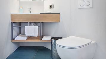 Superior Room | Bathroom | Free toiletries, hair dryer