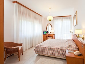 Traditional Room | In-room safe, desk, free WiFi, bed sheets - Hotel Gabbiano by Double Hospitality (Garda)