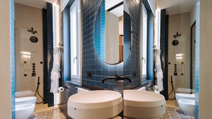 Un baño moderno con dos lavabos, un espejo grande y una zona de ducha.