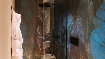 SĂšche-cheveux, serviettes fournies