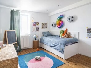 5 bedrooms, iron/ironing board, free WiFi, bed sheets