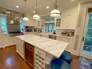 ثلاجة، ميكروويف، موقد طهي مسطح، غسالة أطباق