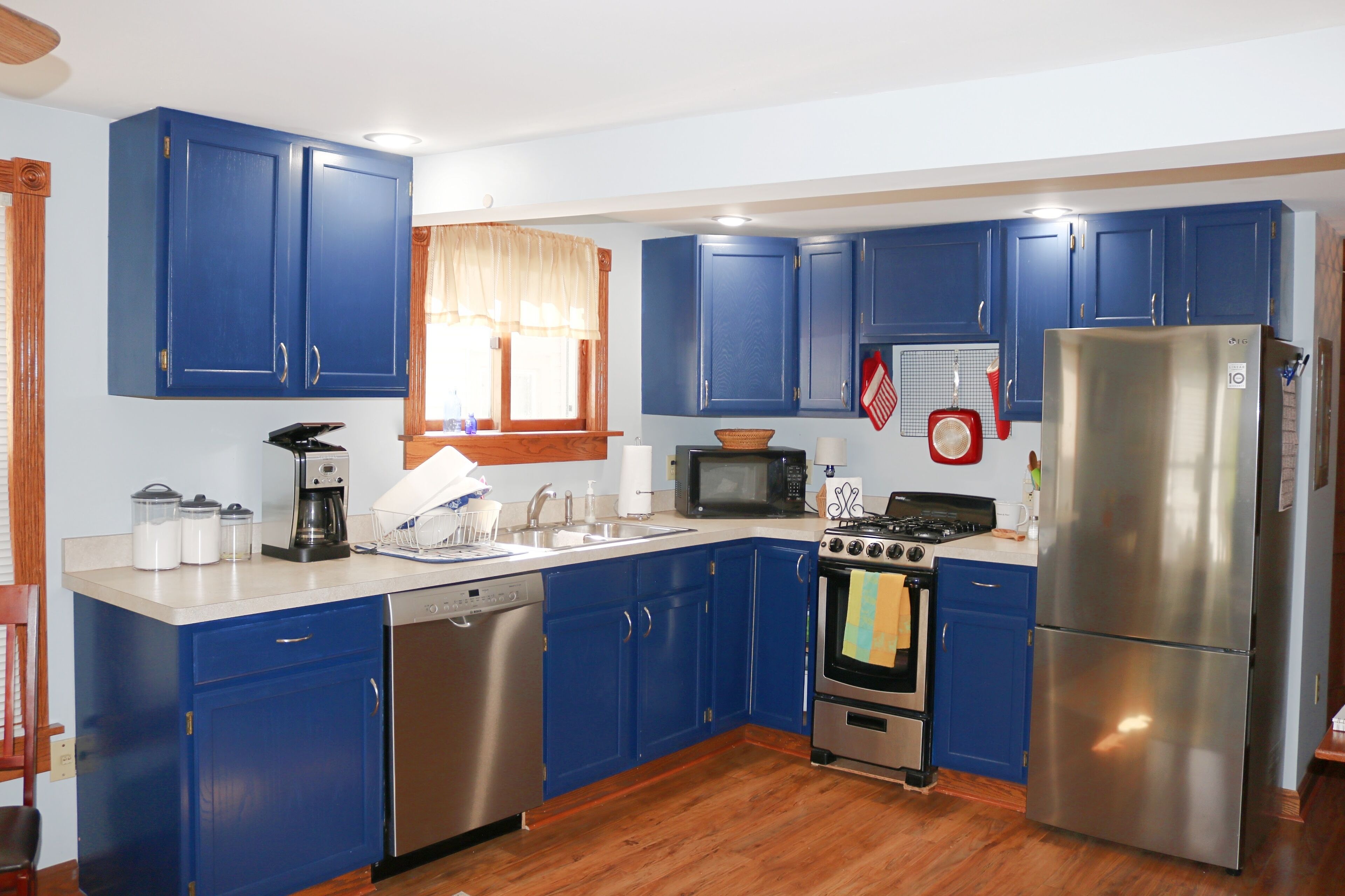 Réfrigérateur, four à micro-ondes, surface de cuisson, lave-vaisselle