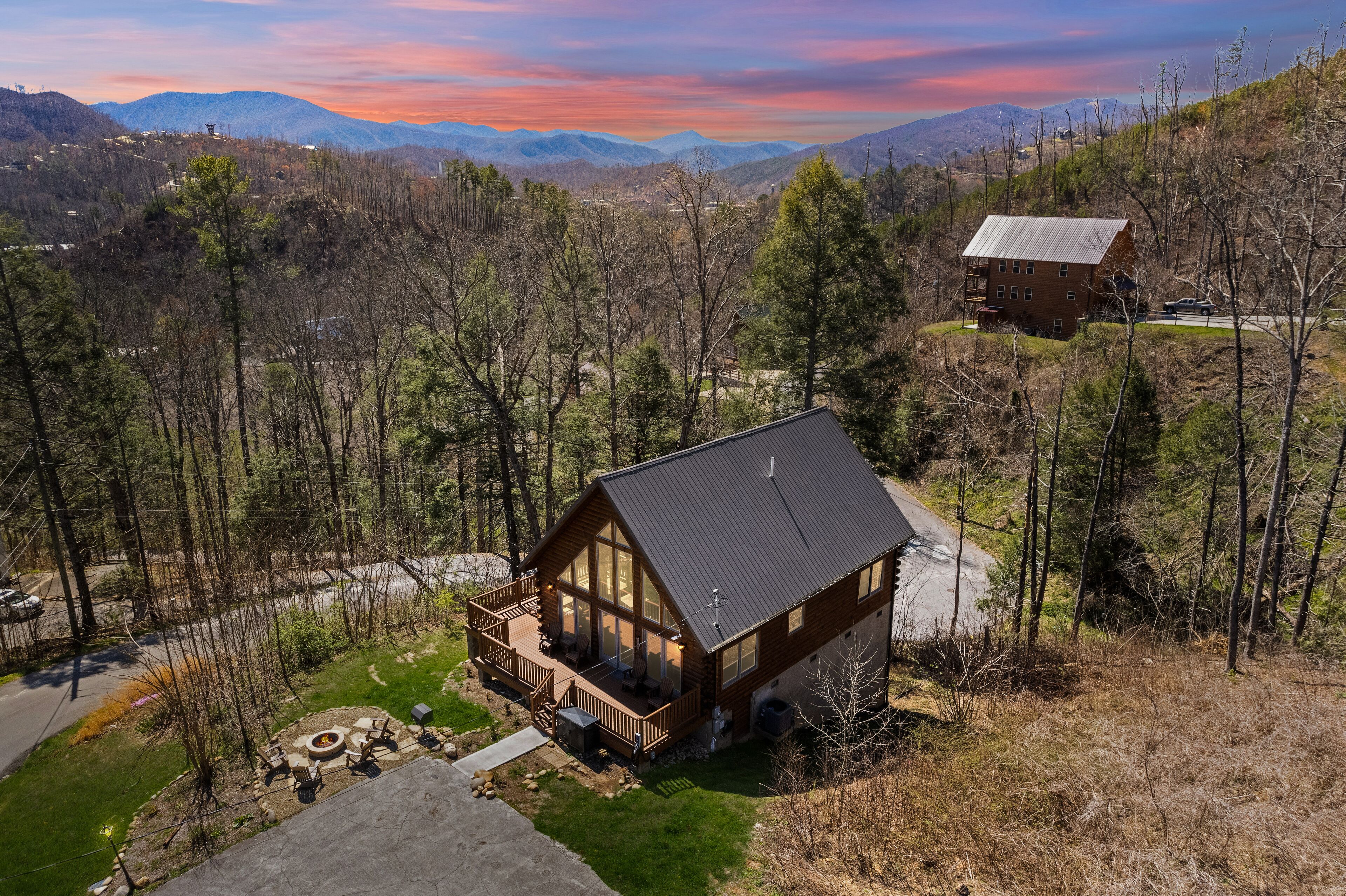Mystic Cabin - 3 BR with Mountain View, Fire Pit, Great Location!