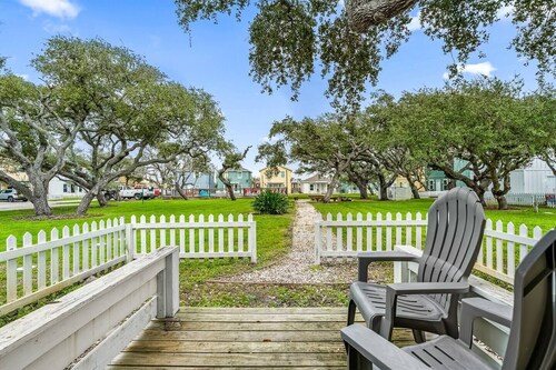 This cottage is a 2 bedroom(s), 2 bathrooms, located in Rockport, TX.
