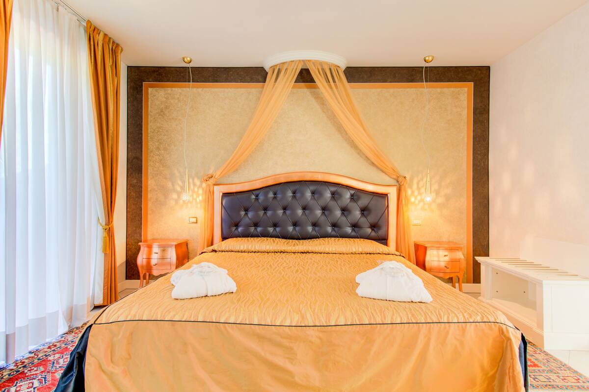 ห้องพรีเมียม | เครื่องนอนระดับพรีเมียม, ผ้านวมขนเป็ด, มินิบาร์, ตู้นิรภัยในห้องพัก