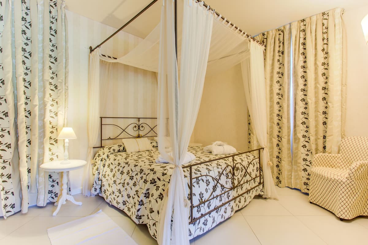 ห้องดีลักซ์ | เครื่องนอนระดับพรีเมียม, ผ้านวมขนเป็ด, มินิบาร์, ตู้นิรภัยในห้องพัก