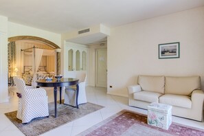 Deluxe Room | Premium bedding, down duvets, minibar, in-room safe