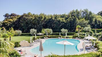 Piscine couverte, piscine extérieure (ouverte en saison)