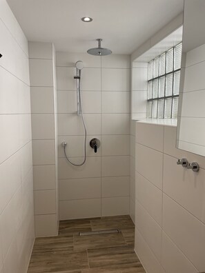 Dusche, Haartrockner, Handtücher, Seife