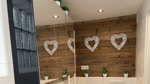 تجهيزات دش، مجففات شعر، مناشف، صابون