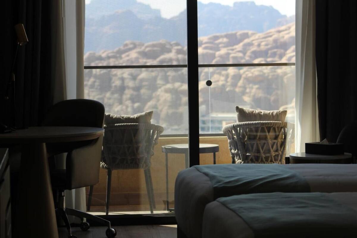 Desk, soundproofing, iron/ironing board, WiFi (free)