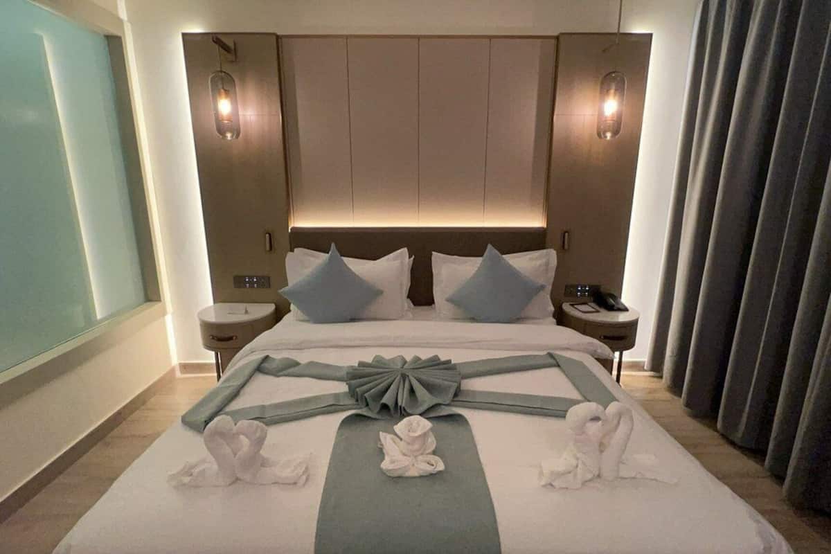 Schreibtisch, schallisolierte Zimmer, Bügeleisen/Bügelbrett