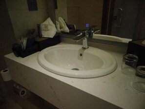 Superior Room | Bathroom | Free toiletries, hair dryer, bathrobes, slippers - H Luxury Hotel (Wadi Musa)