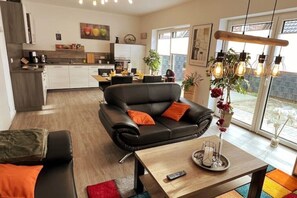 Een smart-tv en boeken