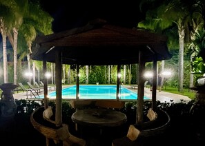 حمام سباحة