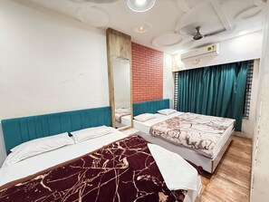 Familie studio suite | Luxe beddengoed, donsdekens, bedden met traagschuimmatrassen, een bureau